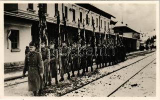 Az 1848-49-es szabadságharci zászlók ünnepélyes hazahozatala Oroszországból 1941. március 23-24. A magyar honvédzászlótartók Lavoczne vasútállomásán / Russia returns the flags of the 1848-49 Hungarian War of Independence