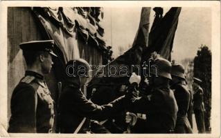 A 48-as honvédzászlók átvétele. A cári Oroszország elragadta, a Szovjetunió visszaadta a szabadság zászlóit a magyar honvédség kezébe. 100 éves a honvédség 1848-1948 / Russia returns the flags of the 1848-49 Hungarian War of Independence (EK)