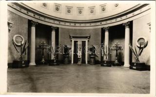 1948 A magyar szabadságharc 100 éves évfordulója emlékére rendezett kiállítás a Nemzeti Múzeumban. A szovjet hadseregtől visszakapott 48-as zászlók / 100th anniversary of the Hungarian War of Independence 1848-1849. Flags of 1848 recovered from the Soviet Army in the National Museum (gyűrődés / crease)