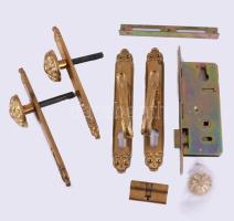 4 darab réz kilincs és egy zár.