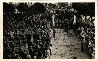 1938 Ipolyság, Sahy; bevonulás. A Felvidék felszabadulásának első örömünnepe 1938. október 11. / entry of the Hungarian troops + "Magyar Film Iroda Czvek Gyula Levelezőlapüzem" (fl)