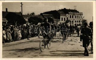 1938 Ipolyság, Sahy; bevonulás. A Felvidék felszabadulásának első örömünnepe 1938. október 11. Kerékpáros katonák / entry of the Hungarian troops, soldiers on bicycles (EK)