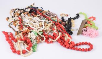 Nagy doboznyi bizsu ékszer. érdekes darabokkal nagyrészt nyakláncok.