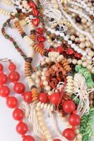 Nagy doboznyi bizsu ékszer. érdekes darabokkal nagyrészt nyakláncok