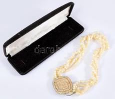 Háromsoros tenyésztett gyöngy nyaklánc medállal, dobozban