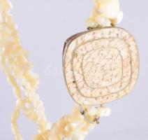 Háromsoros tenyésztett gyöngy nyaklánc medállal, dobozban