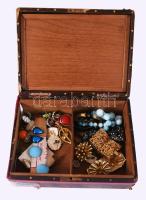 Egy ládányi vegyes bizsu bross, antik bőrborítású ládikában 25 x 20 cm