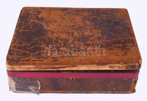 Egy ládányi vegyes bizsu bross, antik bőrborítású ládikában 25 x 20 cm