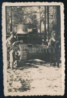 cca 1940 Magyar katonák (szovjet T-26?) harckocsival, fotó, 8,5x5,5 cm