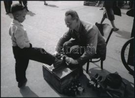 1956 Budapest, a Keleti pályaudvar előtt, Járai Rudolf (1913-1993) budapesti fotóriporter felvétele (Cipőtisztító), 1 db modern nagyítás, jelzés nélkül, 15x21 cm