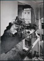 1945 Budapesti életkép a bombázások után, 1 db modern nagyítás, jelzés nélkül, 21x15 cm