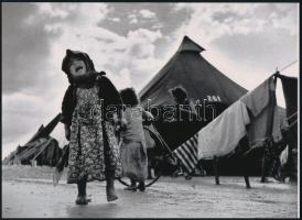 cca 1950 Robert Capa (1913-1954) (eredeti neve Friedmann Endre) magyar - francia fotóriporter felvétele (Izrael, menekülttábor), 1 db modern nagyítás, jelzés nélkül, 15x21 cm