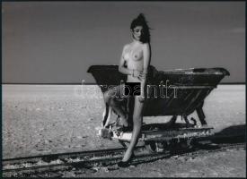 cca 1979 "Csillemunkás pihenője", szolidan erotikus felvétel, 1 db modern nagyítás, jelzés nélkül, 15x21 cm