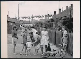 cca 1965 Budapest, Kőbánya, gyerekek a téglagyári telepen, az ún. Drasche-házak között, 1 db modern nagyítás, jelzés nélkül, 15x21 cm