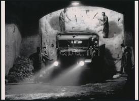 1966 Budapest, Kőbánya, a Jégértékesítő Vállalat pincéiből látják el nyáron a háztartásokat, vendéglőket és henteseket a télen bevermelt jéggel, 1 db modern nagyítás, jelzés nélkül, 21x15 cm