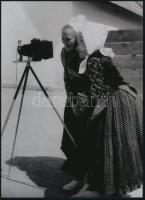 cca 1935 Hartmann, Rudolf német fotográfus felvétele (Kíváncsiság), 1 db modern nagyítás, jelzés nélkül, 21x15 cm