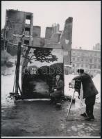 1945 "Háború utáni idill" ? utcai fényképész, 1 db modern nagyítás, jelzés nélkül, 21x15 cm