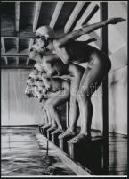 cca 1960 "Mellúszók versenye", szolidan erotikus felvétel, 1 db modern nagyítás, jelzés nélkül, 21x15 cm