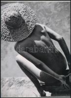 cca 1935 Munkácsi Márton (1896-1963) magyar - amerikai fotóriporter és fotóművész felvétele (Szalmakalapos hátakt), 1 db modern nagyítás, jelzés nélkül, 21x15 cm