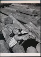 cca 1935 Müller Miklós (1913-2000) magyar-spanyol fotóművész felvétele (Napozás), 1 db modern nagyítás, jelzés nélkül, 21x15 cm