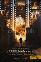 2023 A Fabelman család, rendezte: Steven Spielberg, filmplakát, papír, jelzés nélkül, feltekerve, apró lapszéli szakadásokkal, kisebb gyűrődésekkel, 98x68 cm