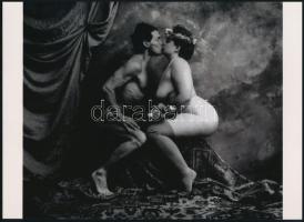 cca 1981 Saudek, Jan (1935-) cseh fotóművész felvétele (Csók), 1 db modern nagyítás, jelzés nélkül, 15x21 cm