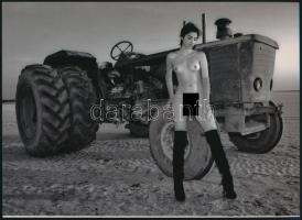 cca 1979 "Szántó-vető piheNŐje", szolidan erotikus felvétel, 1 db modern nagyítás, jelzés nélkül, 15x21 cm