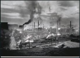 cca 1954 Vadas Ernő (1899-1962) budapesti fotóművész és fotóriporter felvétele (Ózd, Kohászati Művek látképe), 1 db modern nagyítás, jelzés nélkül, 15x21 cm