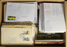 Legalább 600 modern levél sok némettel, használatlan és futott modern képeslapok és 2-300 főleg régi német bélyeg hullámkarton dobozban