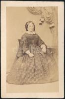 cca 1860 jobaházi Dőry Teréz (1809-1893), simonyi és hőgyészi Hőgyészy Pál (1790-1863) törvényszéki elnök feleségének portréja, vizitkártya, a hátoldalon feliratozva, 10x6,5 cm