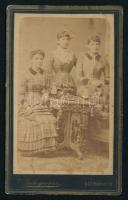 cca 1880 Három hölgy portréja, vizitkártya T. Bahrynowicz műterméből (Czernowitz / Czerniowce / Csernovic, ma Csernyivci, Ukrajna), 10,5x6,5 cm