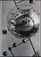 1929 Walter Funkat (1906-2006) német fotóművész felvétele (Üveggömbök), a kép szerepelt az új látásmódot hirdető modern fotográfusok fotókiállításán Stuttgartban (1929), 1 db modern nagyítás, jelzés nélkül, 21x15 cm