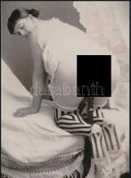 cca 1955 "Találékony szalmaözvegy", szolidan erotikus felvétel, 1 db modern nagyítás, jelzés nélkül, 21x15 cm