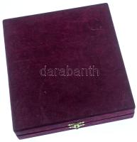 1990- . "Magyar Honvédség Támogató Ezred" műgyantás emlékérem, falra akasztható fa talpon,...