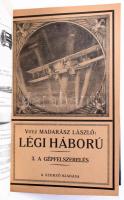 Madarász László, Vitéz: Légi háború 1-11. füzet + képfüzet. Összesen 12 füzet (Teljes!) Egybe kötve, eredeti címlapokkal. Budapest, 1926-1927, Szerzői kiadás (Hornyánszky Viktor Rt., Bp.), 48 p. + mell (16 p.); 56 p. + mell (8 p.); 48 p. + mell (6 p.); 60 p. + mell (8 p.); 125 p.; 112 p.; 52p., 12 p., + mell (48t.): Vászonkötésben az eredeti borítóval a címlapon. Egyben nagyon ritka!