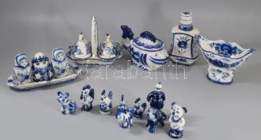 Orosz, Gzhell porcelán figurák és asztali só- és borsszóró készlet, kulacs, stb összesen 15 (18) db Kékkel festett, jelzett, hibátlan