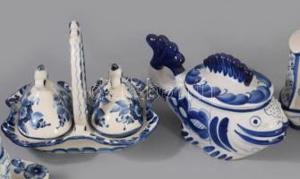 Orosz, Gzhell porcelán figurák és asztali só- és borsszóró készlet, kulacs, stb összesen 15 (18) db ...