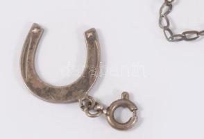 Kis ezüst tétel: 2 db nyaklánc + 2 db medál (szív, patkó), részben jelzett, összesen 12,7 g