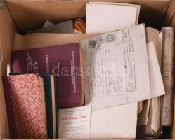 Nagy doboznyi papírrégiség hagyaték, nyomtatványok, reklámok, néhány könyv, fotó, banános ládában XI...