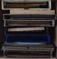 29 db klf. méretű berakó és albumtok hullámkarton ládában