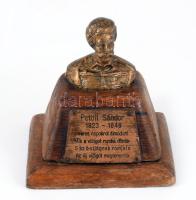 Petőfi Sándor büszt. Bronz vagy bronzírozott fém, fa talapzaton, 20. sz. eleje, fém táblán versének részletével, m: 14 cm