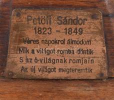 Petőfi Sándor büszt. Bronz vagy bronzírozott fém, fa talapzaton, 20. sz. eleje, fém táblán versének ...