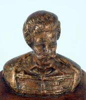 Petőfi Sándor büszt. Bronz vagy bronzírozott fém, fa talapzaton, 20. sz. eleje, fém táblán versének ...