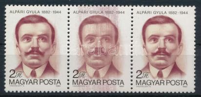 1982 Alpári Gyula 2Ft 3-as csík, a középső bélyeg látványos festékelkenődéssel