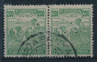 1920/1924 Arató 200K pár, az egyik hármaslyukasztással és az egyik értékszámban "0" helyett 8-as lemezhibával