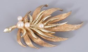Aranyszínű levél alakú bross, 4 darab tenyésztett gyönggyel, 6,5x4 cm