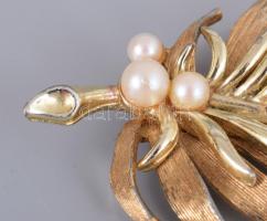 Aranyszínű levél alakú bross, 4 darab tenyésztett gyönggyel, 6,5x4 cm