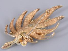 Aranyszínű levél alakú bross, 4 darab tenyésztett gyönggyel, 6,5x4 cm