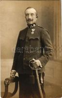 Férfi katonai vasutas egyenruhában, százados géppuskás 93. gyalogezred jelvénnyel, kitüntetéssel: Katonai Jubileumi Kereszt, műtermi fotó / WWI K. u. K. military, soldier in uniform with medal. Botfán M. photo (vágott / cut)