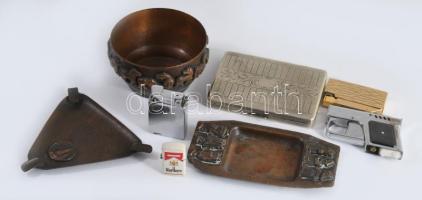 Kis doboznyi dohányzó tétel: öngyújtók, hamuzók, tárca.